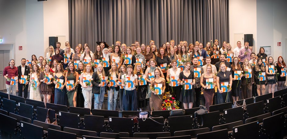 Gruppenfoto aller Absolvent*innen des Sommersemester 2026