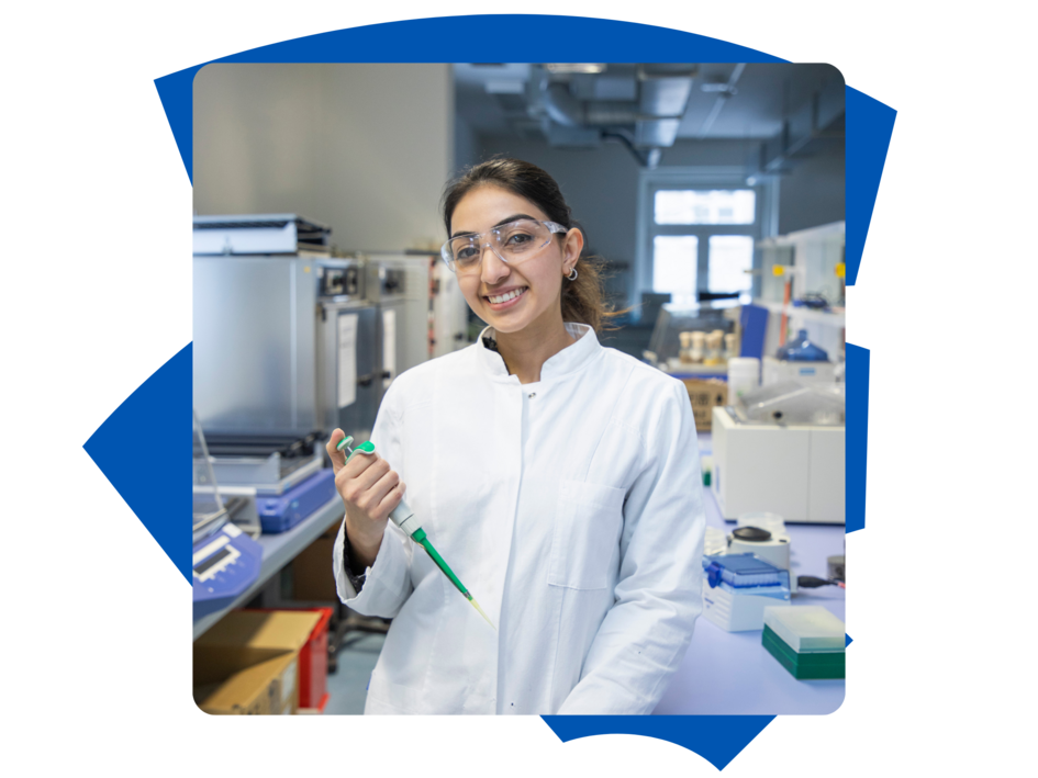 Studentin Anita der Fakultät Versorgungstechnik im Labor am Campus Wolfenbüttel und schaut in die Kamera.