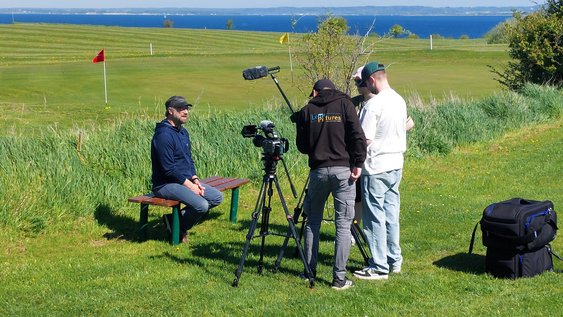 Personen führen Interview