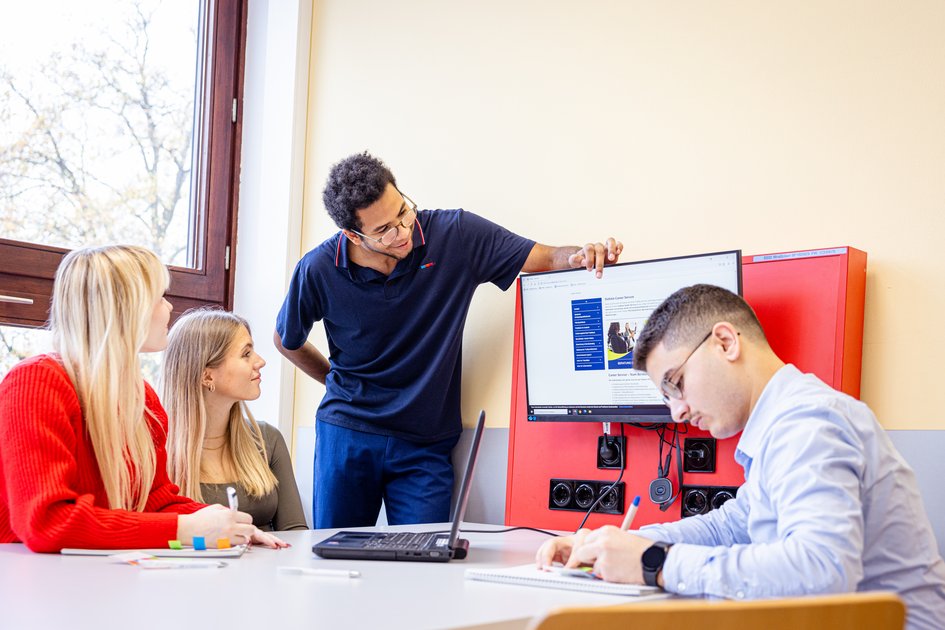 Studierende der Ostfalia Hochschule arbeiten in einem Scale-Up-Raum zusammen. Am Campus Wolfenbüttel kann man unter anderen Informatik im Praxisverbund studieren.
