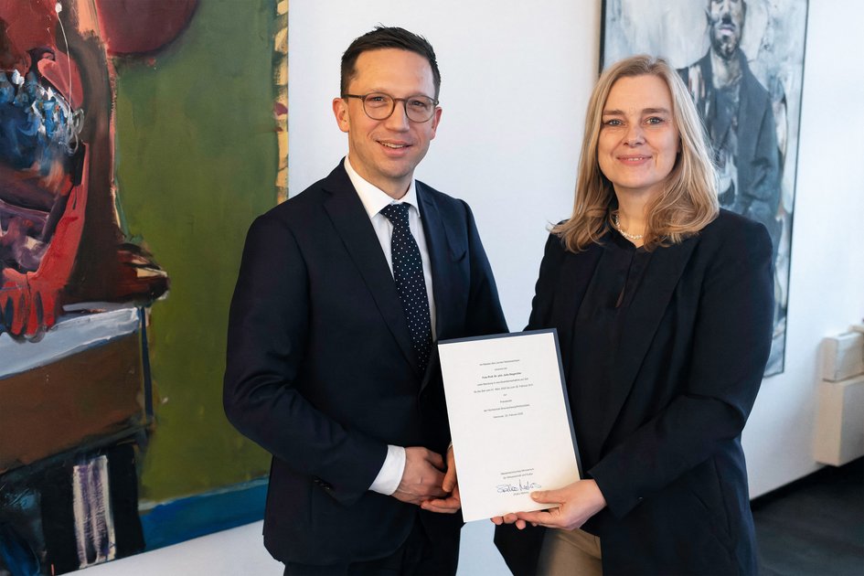 Pressefoto (Henrik Bartels/Ostfalia): Übergabe der Ernennungsurkunde: Falko Mohrs, Niedersächsischer Minister für Wissenschaft und Kultur, und die neue Präsidentin der Ostfalia Hochschule für angewandte Wissenschaften, Prof. Dr. Julia Siegmüller.