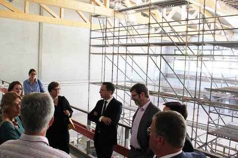 Der niedersächische Minister für Wissenschaft und Kultur, Falko Mohrs (Mitte), besucht die Baustelle der neuen Ostfalia-Turnhalle am Exer in Wolfenbüttel. (öffnet Vergrößerung des Bildes)