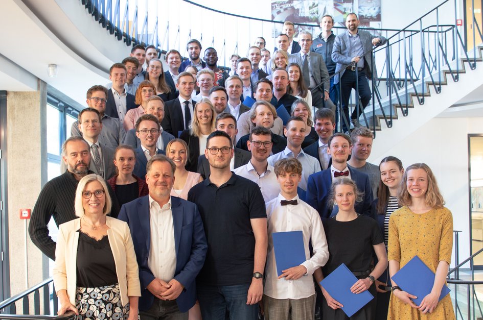 Pressefoto 1 (Jaqueline Gebauer/Ostfalia): Gruppenfoto der Absolventinnen und Absolventen sowie Jahrgangsbesten und der Studiengangsleitungen.