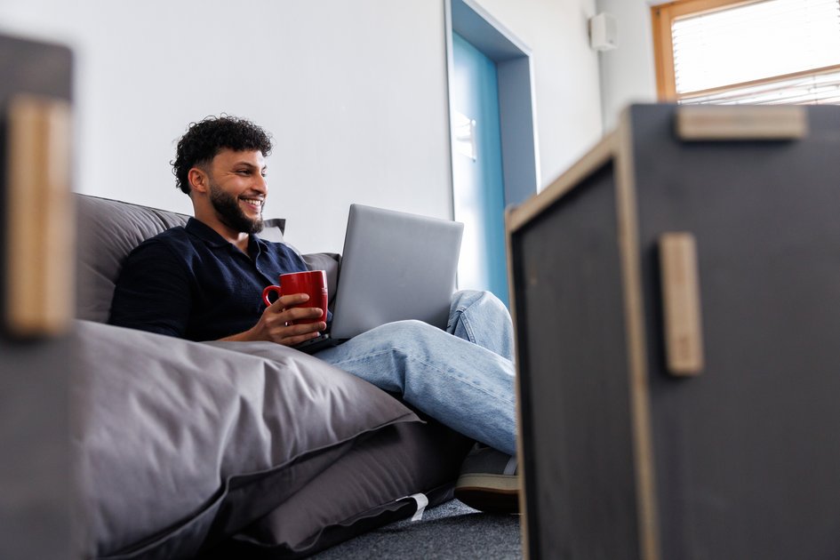 Student auf dem Sofa.