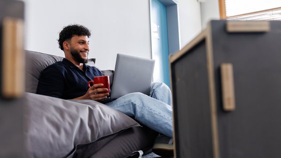 Student auf dem Sofa.