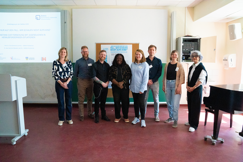 Group photo of all participants. (opens enlarged image)