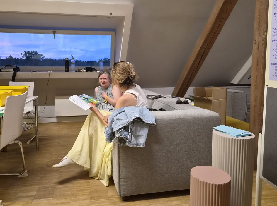 im Gespräch mit Workshopleiterin Kyra Jantzen (hinten auf dem Sofa)