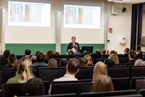 Frau Prof.Lietz spricht im Hörsaal vor dem Publikum (öffnet Vergrößerung des Bildes)