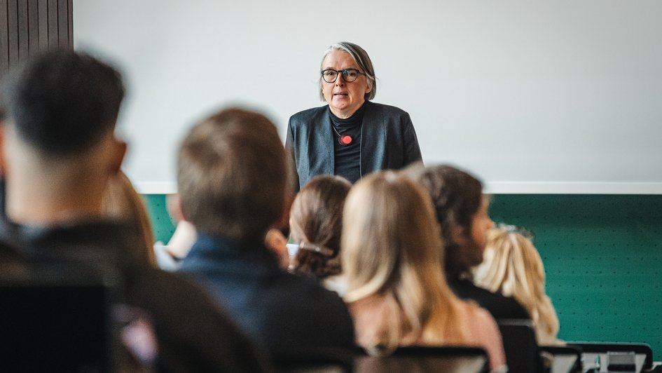 Pressefoto (Leon Tonhäuser/Ostfalia): Prof. Dr. Ina Schiering, Vizepräsidentin für Forschung, Entwicklung und Technologietransfer, hieß die Erstsemester für die Hochschulleitung willkommen.