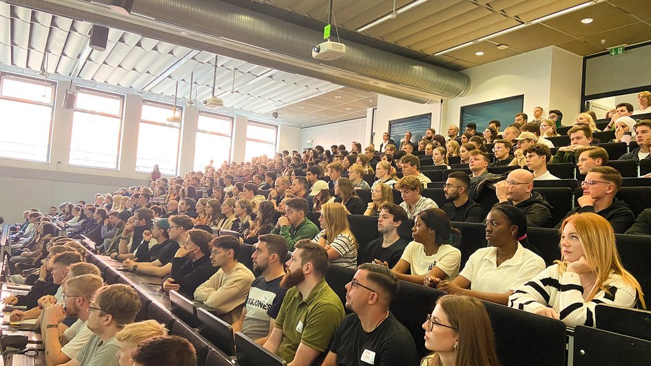 Pressefoto (Magdalena Oleszczyk): Blick in den Hörsaal bei der Erstsemesterbegrüßung am Campus Wolfsburg der Ostfalia Hochschule.