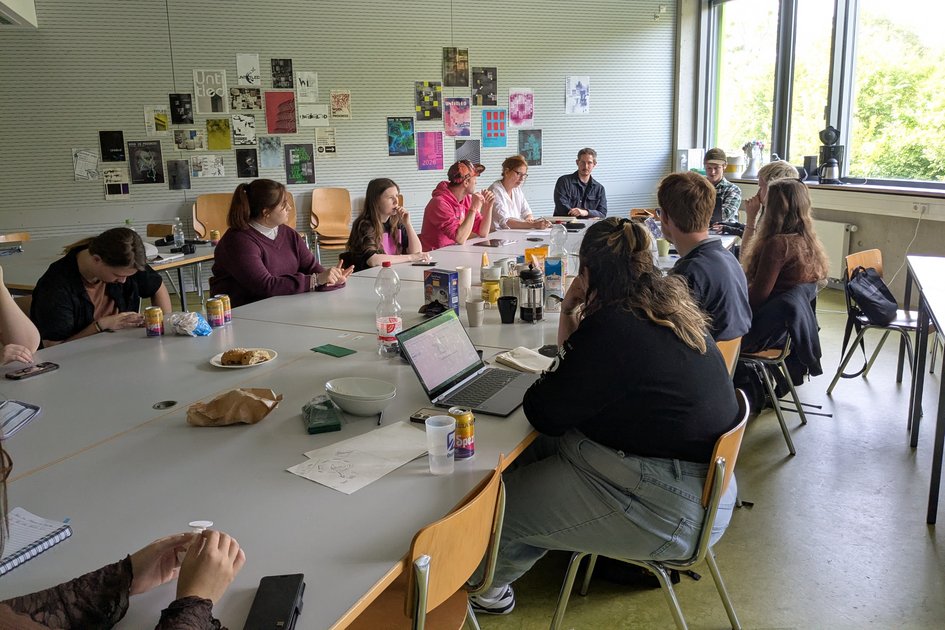 Studierende sitzen bei der Summer School zusammen und arbeiten an ihren Projekten