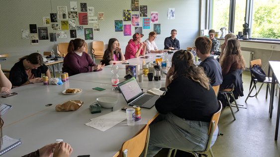 Studierende sitzen bei der Summer School zusammen und arbeiten an ihren Projekten