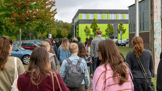 A group of new students on the Salzgitter campus of Ostfalia. 