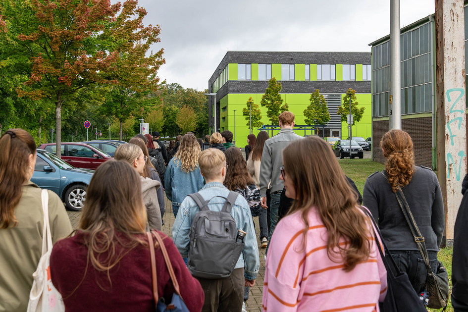 Eine Gruppe von neuen Studierenden auf dem Campus Salzgitter der Ostfalia. 