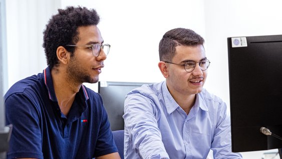 Zwei Studierende im Poolraum