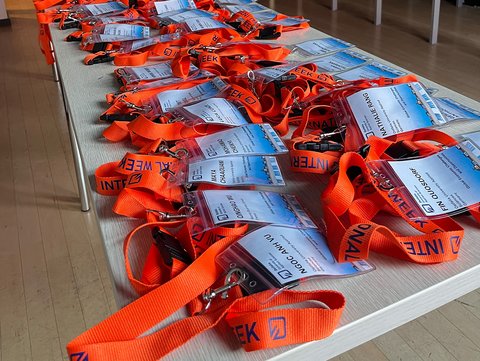 Badges liegen bei der 11. Internationalen Woche am Campus Wolfsburg der Ostfalia Hochschule auf einem Tisch. (öffnet Vergrößerung des Bildes)