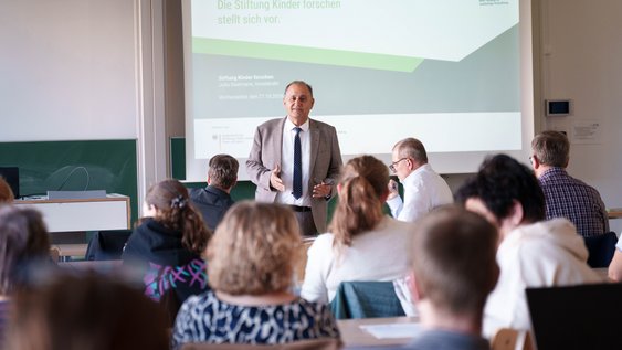 Prof. Dr. Reza Asghari begrüßt die Teilnehmer*innen zur Auftaktveranstaltung der MINT-Offensive am 27. Oktober 2026 an der Ostfalia in Wolfenbüttel.