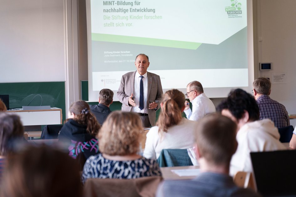 Prof. Dr. Reza Asghari begrüßt die Teilnehmer*innen zur Auftaktveranstaltung der MINT-Offensive am 27. Oktober 2026 an der Ostfalia in Wolfenbüttel.