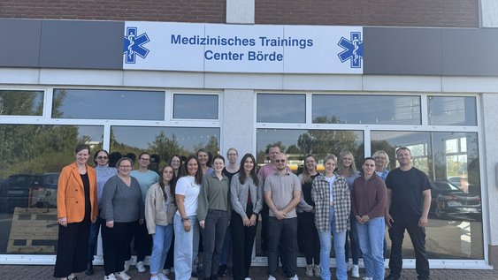 Die Exkursionsgruppe vor dem Medizinischen Trainings
