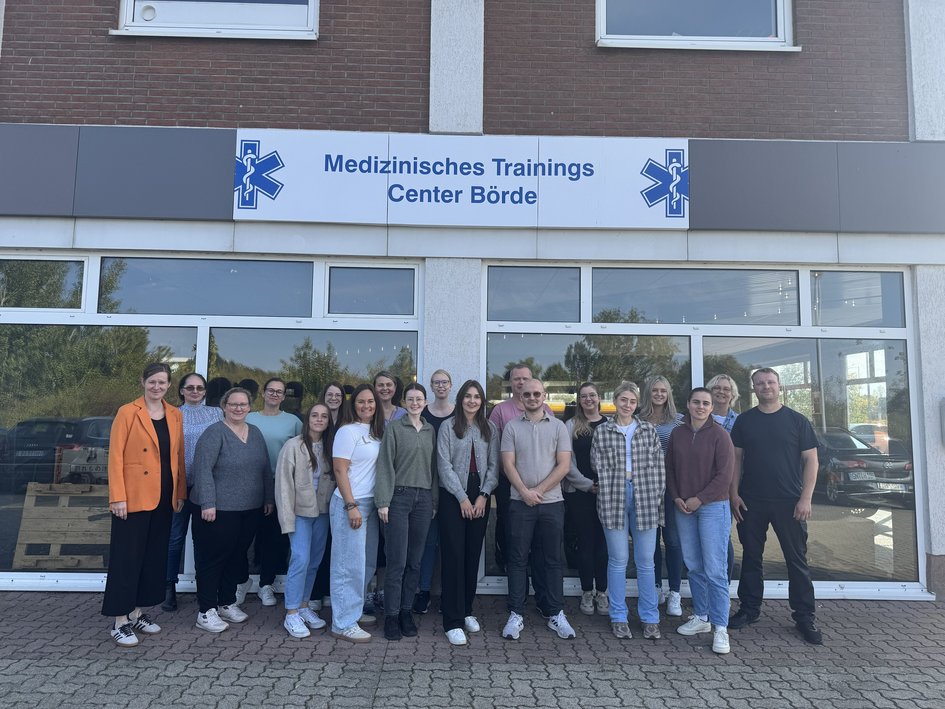 die Exkursionsgruppe vor dem Trainings Center