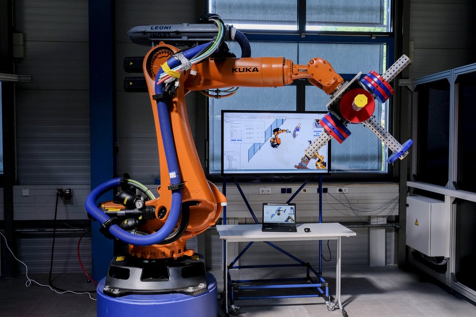 Orangener Roboter