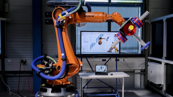 Großer orangener Roboter 