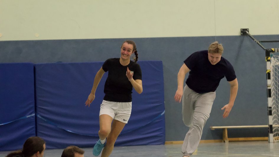 Student:innen beim Fangen spielen