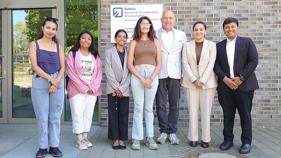 Gruppe der DAAD-Studierenden aus Indien und Nepal zusammen mit Prof. Dr. Winfried Huck vor Gebäude R.