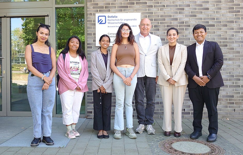 Gruppe der DAAD-Studierenden aus Indien und Nepal zusammen mit Prof. Dr. Winfried Huck vor Gebäude R.