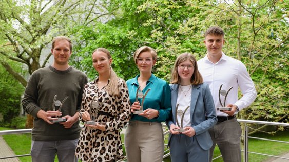 Die ausgezeichneten Absolventinnen und Absolventen der Versorgungstechnik: (v.l.n.r.) Daniel Froitzheim, Kimberly Charlotte Bock, Svenja Große (alle drei Master Energiesysteme und Umwelttechnik), Pia Sophie Rissiek und Max Habig (beide Bachelor Energie- und Gebäudetechnik im Praxisverbund).