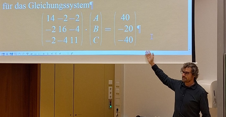 Prof. Siaenen in der Vorlesung