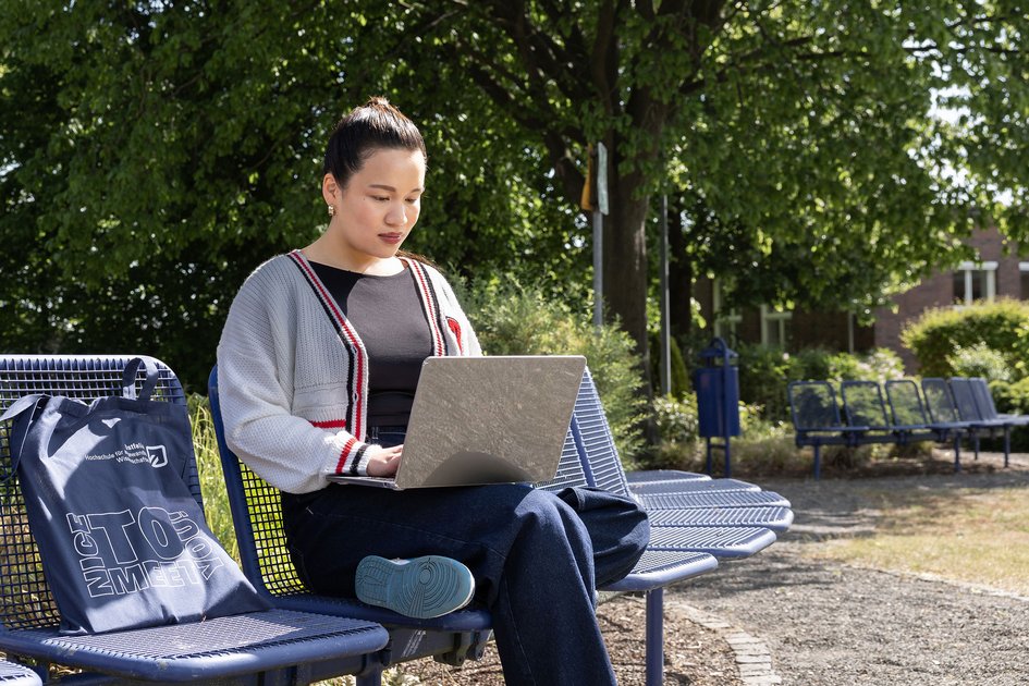 Eine Studentin der Ostfalia Hochschule arbeitet am Laptop. Am Campus Wolfenbüttel kann man unter anderem Wirtschaftsinformatik als Online-Studiengang studieren.