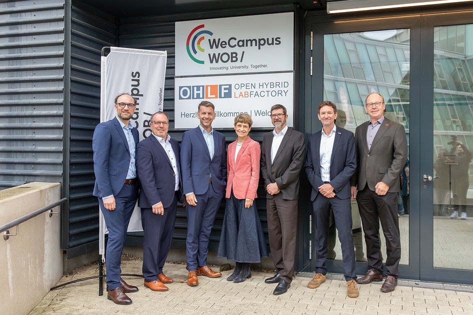 Bei der Namensverkündung am 11. Mai 2026 in Wolfsburg: Jens Hofschröer, Dezernent für Digitales und Wirtschaft Stadt Wolfsburg, Prof. Dr. Michael Thomas, Leiter Fraunhofer CCEM, Dennis Weilmann OB Stadt Wolfsburg, Prof. Dr. Angela Ittel, Präsidentin TU Braunschweig, Prof. Dr. Thomas Benda, Vizepräsident für Lehre, Studium und Weiterbildung, Ostfalia, Dr. Marko Gernuks, Volkswagen Group, 2. Vorsitzender OHLF e. V., Prof. Dr. Markus Henke, Vizepräsident Forschung und Internationales, TU Braunschweig.