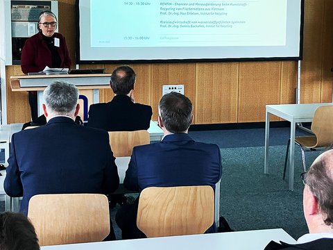 Ostfalia-Vizepräsidentin Prof. Dr. Ina Schiering beim Innovationstag des Chemienetzwerks Harz in Salzgitter. (öffnet Vergrößerung des Bildes)