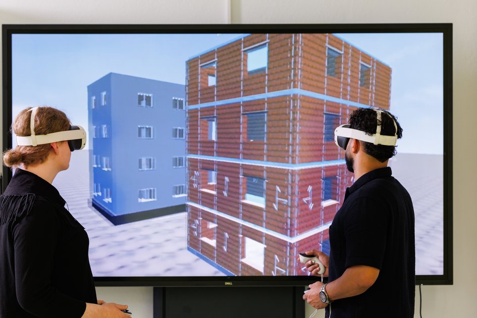 Zwei Studierende der Ostfalia Hochschule planen mit Virtual Reality Brillen ein Gebäude. Am Campus Suderburg kann man unter anderem Bauingenieurwesen studieren.
