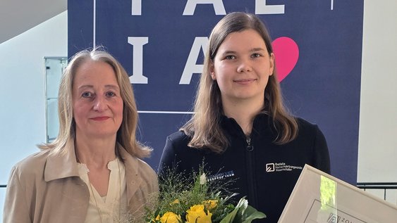 Pressefoto (Thorsten Uelzen/Ostfalia): Fabiola Scholz vom Zonta-Club (links) und Zonta-Preisträgerin Mia Funding Sörensen.