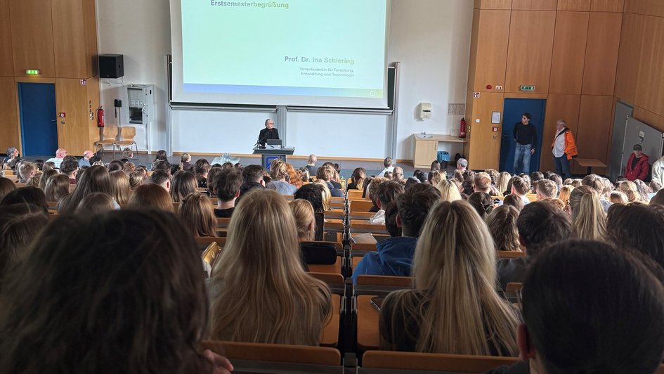 Prof. Dr. Ina Schiering, Vizepräsidentin für Forschung, Entwicklung und Technologietransfer, im vollen Hörsaal am Campus Salzgitter.