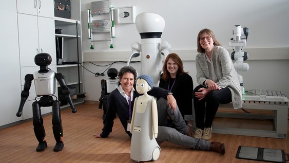 Pressefoto (Nadine Zimmer/Ostfalia): Stellten den internationalen Gästen die Roboter aus ihrem Projekt „Robotics for Everyone“ vor (v.l.nr.): Die Ostfalia-Forschenden Christine Roch, Fenja Eilts und Dagmar Meyer.
