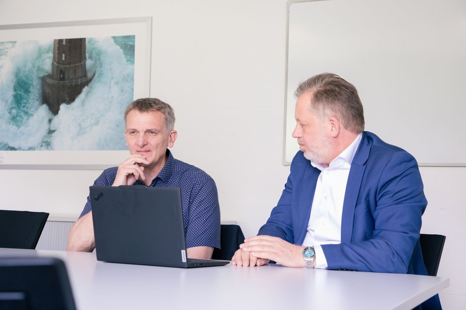 Prof.Dr.-Ing Lars Kühl und Prof.Dr.-Ing. Jens Wagner besprechen am Besprechungstisch das Projekt.