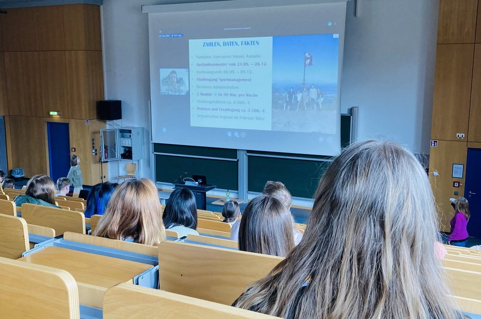 Info-Veranstaltung Wege ins Ausland im Hörsaal mit Studierenden.