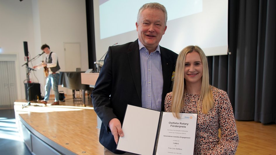 Anlässlich der Erstsemesterbegrüßung wurde die Studentin Lisa Steffens (rechts) mit dem Rotary-Förderpreis für besonderes soziales Engagement ausgezeichnet. Den Preis übergab Dr. Thomas Böckmann, Präsident des Rotary-Clubs Salzgitter-Wolfenbüttel. Pressefoto: Nadine Zimmer/Ostfalia