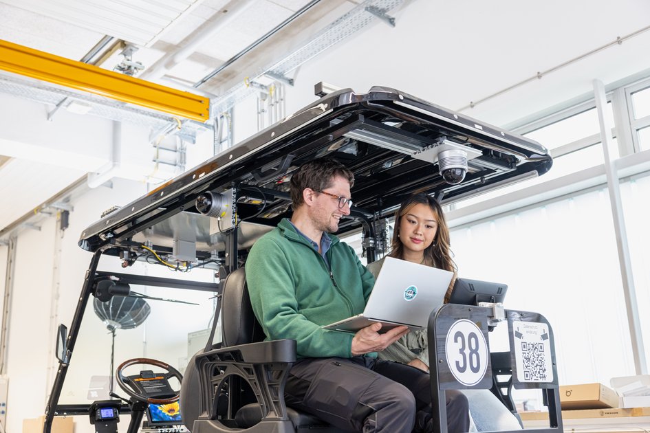 Eine Studentin und ein Professor der Ostfalia Hochschule arbeiten an einem autonomen Fahrzeug. Am Campus Wolfenbüttel kann man unter anderem Elektro- und Informationstechnik im Praxisverbund studieren.