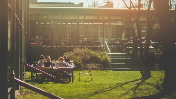 Studierende lernen im Sommer im Innenhof der Ostfalia. 