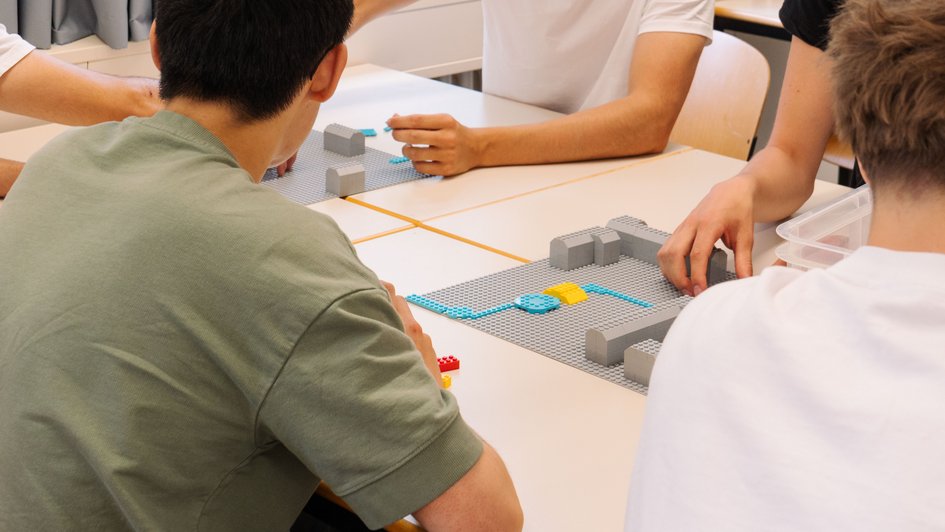 Schüler*innen bauen eine nachhaltige Stadt mit dänischen Klemmbausteinen nach.