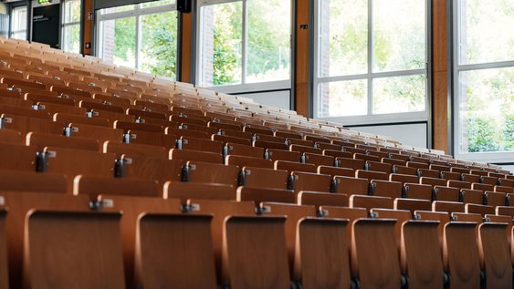 Leerer Hörsaal mit Blick auf Sitzreihen