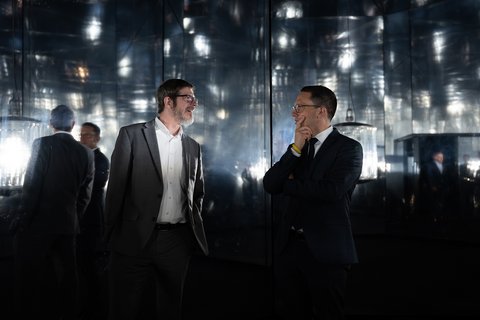Wissenschaftsminister Falko Mohrs (rechts) im Gespräch mit Prof. Dr. Thomas Benda von der Ostfalia Hochschule im Kunstmuseum Wolfsburg. (öffnet Vergrößerung des Bildes)