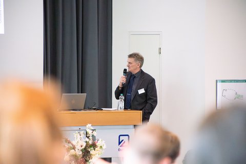 Aufnahme von Prof. Dr.-Ing. Lars Kühl bei der Fachtagung 2026 von den Zuschauern in der Aula der Ostfalia Hochschule. (öffnet Vergrößerung des Bildes)