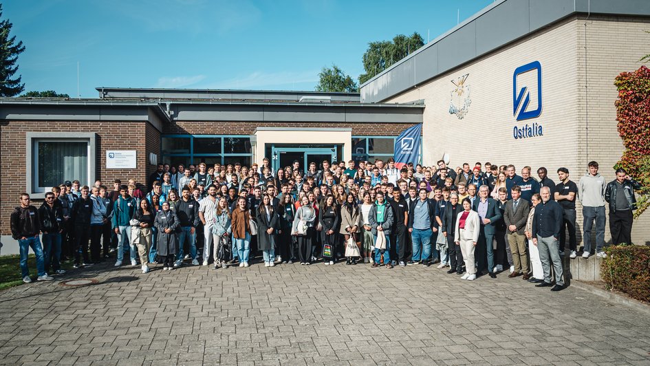 Pressefoto (Leon Tonhäuser/Ostfalia): Gruppenfoto zum Semesterstart: Die neuen Studierenden wurden am Montag, 22. September, am Campus Suderburg der Ostfalia Hochschule begrüßt.