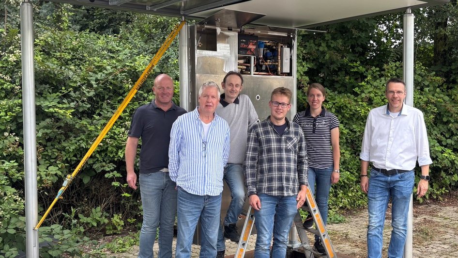 Foto des Projektteams am ersten Prototyp auf der Werksgelände der Firma Hohrenk Systemtechnik GmbH. (öffnet Vergrößerung des Bildes)