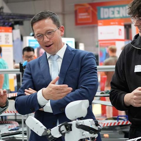 Minister Falko Mohrs bei der IdeenExpo 2024 am Ostfalia-Stand (öffnet Vergrößerung des Bildes)